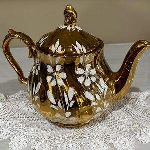 Beautiful Vintage Sadler Gold Floral Teapot